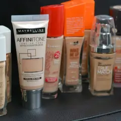 Krem rozświetlający do twarzy Rossmann i inne podkłady: Maybelline Affinitone, Revlon, L'Oréal.