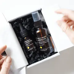 Odkryj, jak używać serum z witaminą C i oleju z nasion dzikiej róży. Dwa kosmetyki w eleganckim pudełku.