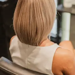 Blond włosy, krótka fryzura, idealna do rozważenia, jaka fryzura mi pasuje.