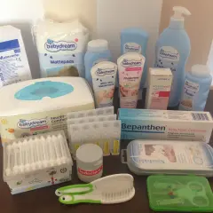 Zestaw kosmetyków dla noworodka: chusteczki, kremy, puder, płatki kosmetyczne, aspirator, grzebyk, nożyczki.