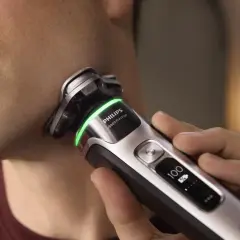 Mężczyzna goli twarz golarką Philips 9000 Prestige. Zastanawiasz się, jaką golarkę wybrać? Ta zapewni Ci idealne golenie.