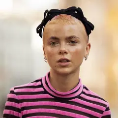 Modna opaska do włosów z węzłem to stylowy dodatek. Zobacz, jak nosić ją na co dzień, by podkreślić swój look.