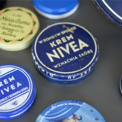 Krem Nivea jest dobry, co potwierdzają liczne opakowania tego kultowego kosmetyku. Wiele z nich to stare puszki z napisem "Krem Nivea", świadczące o jego długiej historii.