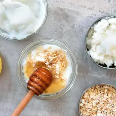Domowe sposoby na pryszcze na twarzy: jogurt, miód, płatki owsiane i cytryna.