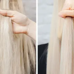 Dwa ujęcia blond włosów: przed i po zabiegu, pokazujące różnicę w ich wyglądzie.