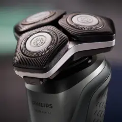 Zbliżenie na głowicę obrotową golarki elektrycznej Philips 5000 Series.