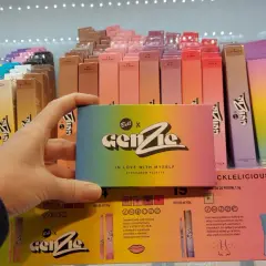 Paletka cieni Bell x Gen Z kosztuje 44,99 zł. W tle kolorowe tusze do rzęs i inne kosmetyki.
