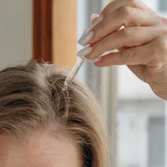 Kropla serum OnlyBio aplikowana pipetką na skórę głowy. Idealny krok przed myciem dla zdrowych włosów.