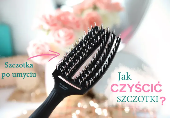 Czarna szczotka do włosów, czysta po umyciu, z różowymi kwiatami w tle. Dowiedz się, jak czyścić szczotki, by służyły dłużej.