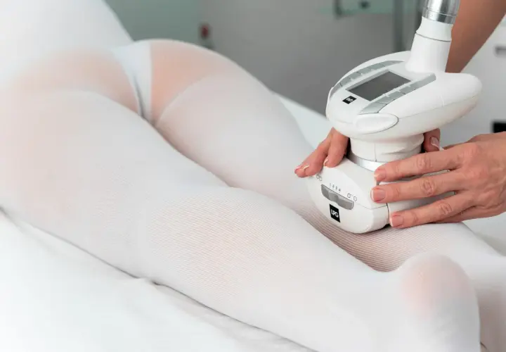 Zabieg endermologii co to? Modelka w specjalnej bieliźnie poddaje się masażowi urządzeniem LPG.
