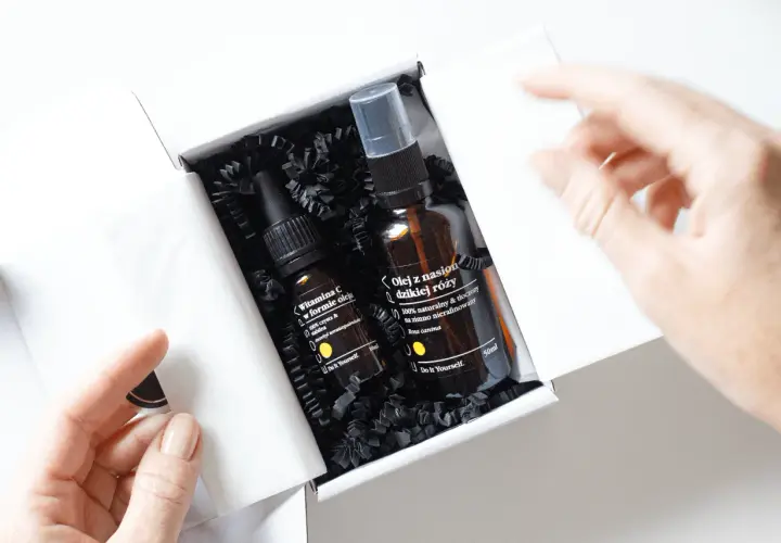 Odkryj, jak używać serum z witaminą C i oleju z nasion dzikiej róży. Dwa kosmetyki w eleganckim pudełku.