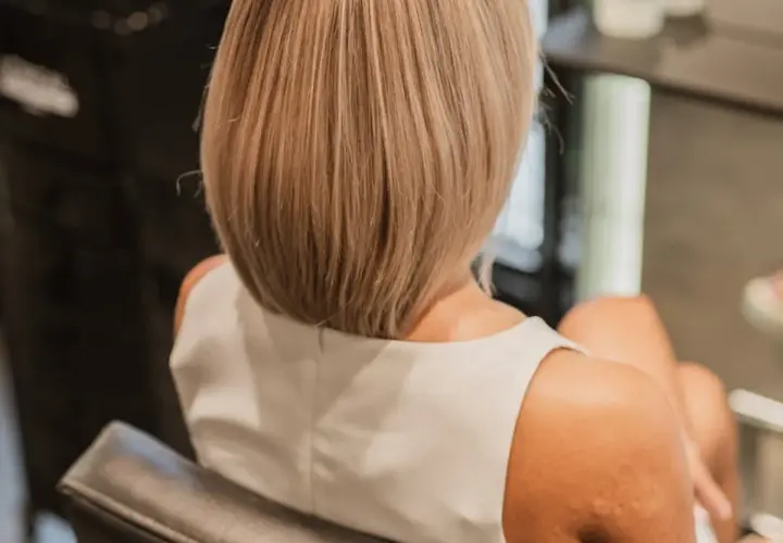 Blond włosy, krótka fryzura, idealna do rozważenia, jaka fryzura mi pasuje.