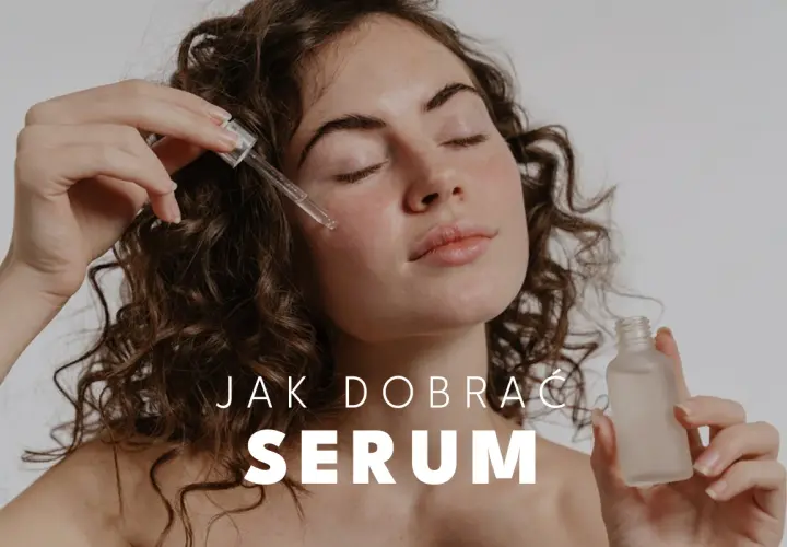 Kobieta aplikuje serum na twarz. Dowiedz się, do czego służy serum i jak dobrać idealne dla siebie.