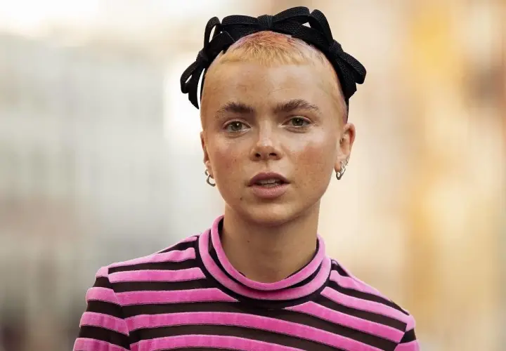 Modna opaska do włosów z węzłem to stylowy dodatek. Zobacz, jak nosić ją na co dzień, by podkreślić swój look.