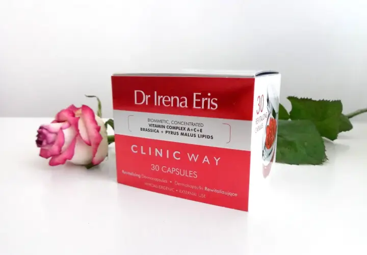 Dr Irena Eris Clinic Way dermokapsułki rewitalizujące. Pudełko z kosmetykiem i różowa róża.