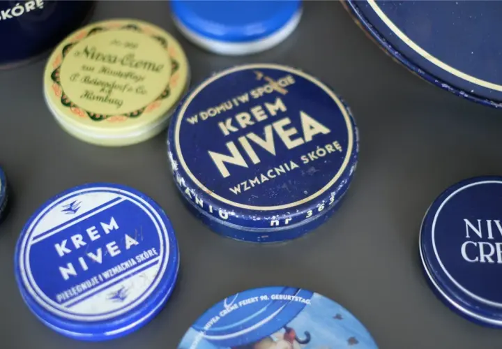 Krem Nivea jest dobry, co potwierdzają liczne opakowania tego kultowego kosmetyku. Wiele z nich to stare puszki z napisem "Krem Nivea", świadczące o jego długiej historii.