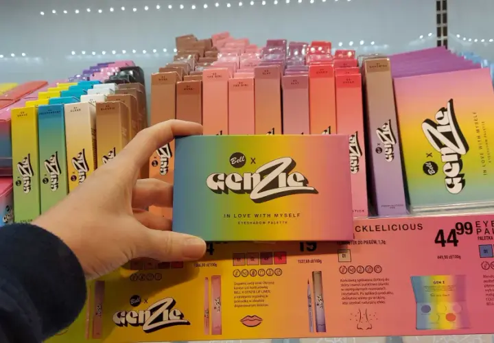 Paletka cieni Bell x Gen Z kosztuje 44,99 zł. W tle kolorowe tusze do rzęs i inne kosmetyki.