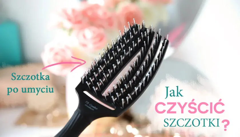 Czarna szczotka do włosów, czysta po umyciu, z różowymi kwiatami w tle. Dowiedz się, jak czyścić szczotki, by służyły dłużej.