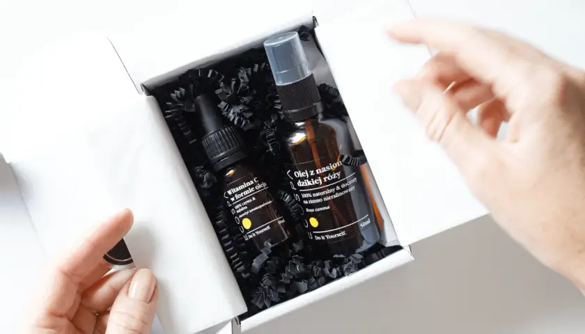 Odkryj, jak używać serum z witaminą C i oleju z nasion dzikiej róży. Dwa kosmetyki w eleganckim pudełku.