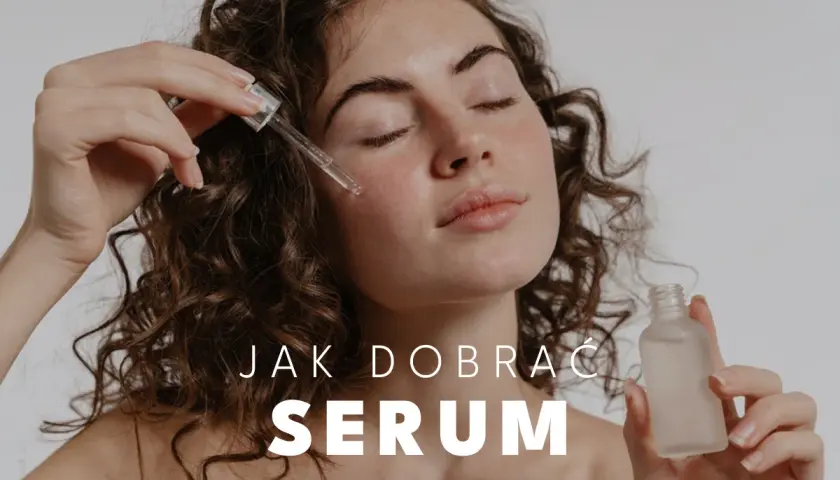 Kobieta aplikuje serum na twarz. Dowiedz się, do czego służy serum i jak dobrać idealne dla siebie.