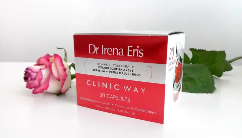 Dr Irena Eris Clinic Way dermokapsułki rewitalizujące. Pudełko z kosmetykiem i różowa róża.