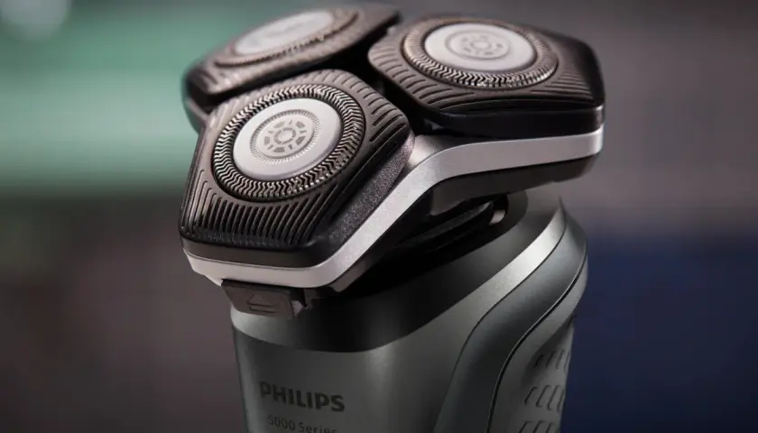 Zbliżenie na głowicę obrotową golarki elektrycznej Philips 5000 Series.