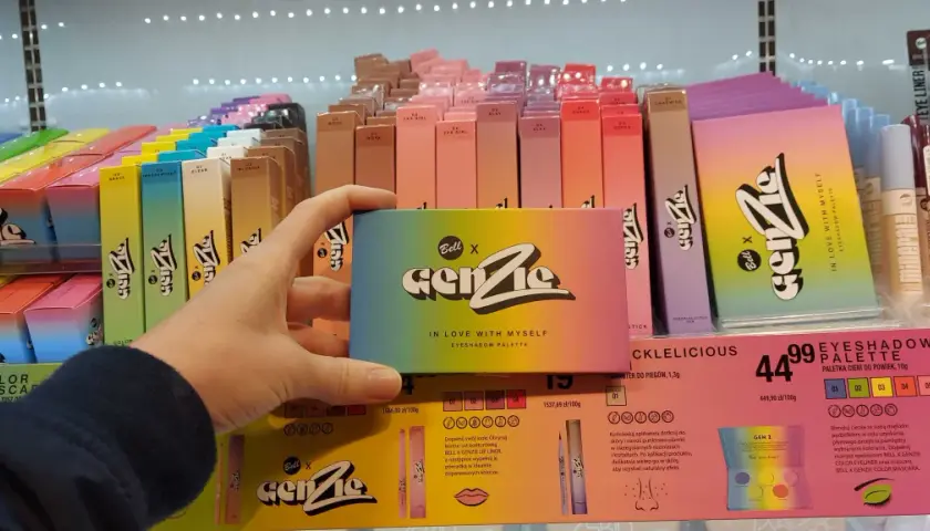 Paletka cieni Bell x Gen Z kosztuje 44,99 zł. W tle kolorowe tusze do rzęs i inne kosmetyki.