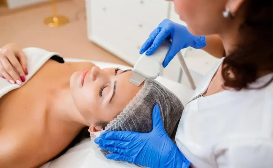 Peeling kawitacyjny: co to jest? Bezbolesne oczyszczanie twarzy