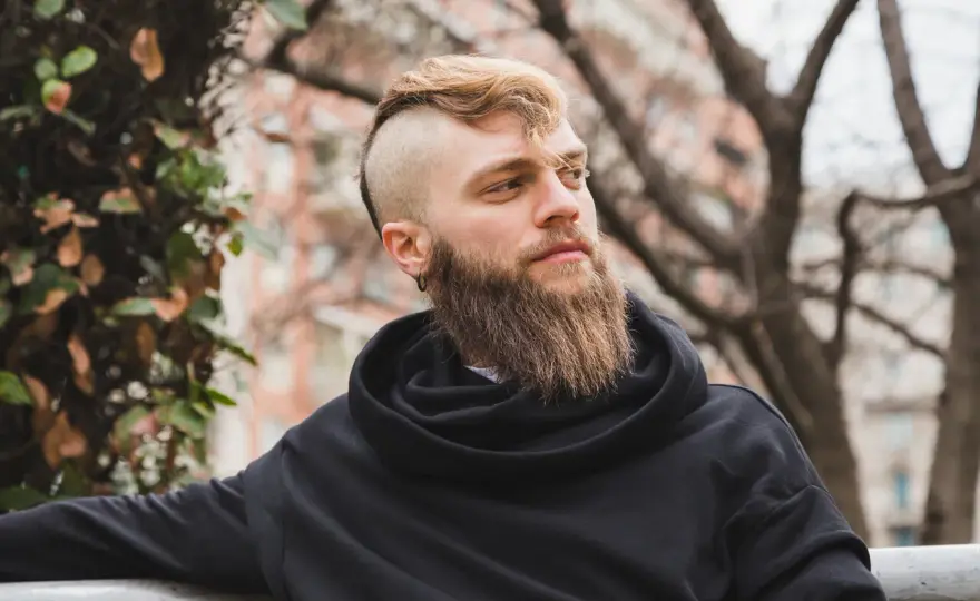 Jak zagęścić zarost na brodzie? Sprawdzone metody i porady