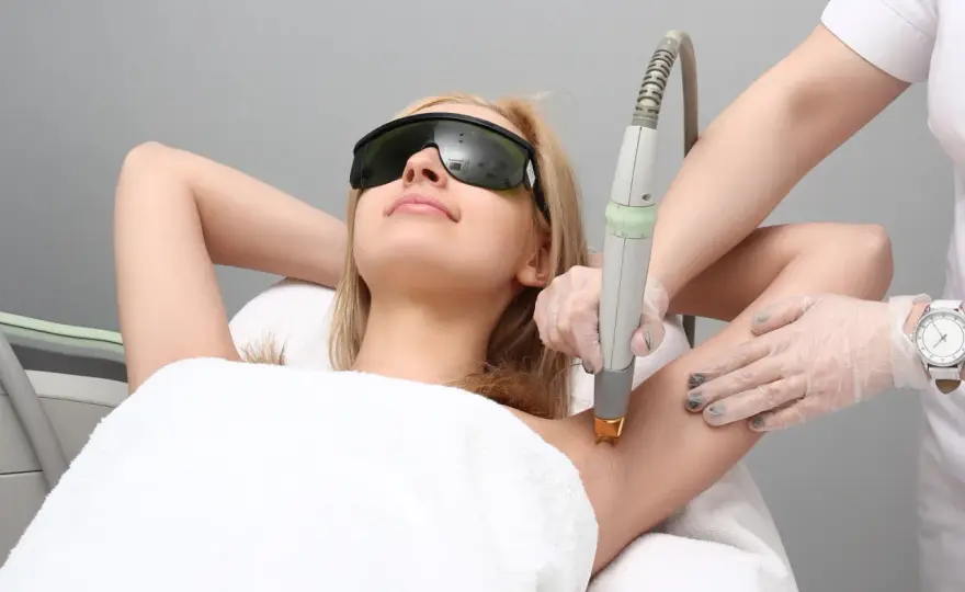 Depilacja laserowa: Czy boli? Poznaj prawdę i komfort zabiegu