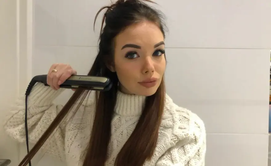 Jak kręcić włosy prostownicą? Loki krok po kroku (łatwy tutorial)