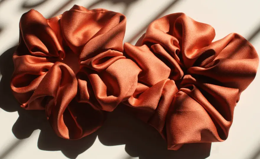 Jak uszyć gumkę scrunchie? Prosty poradnik DIY krok po kroku