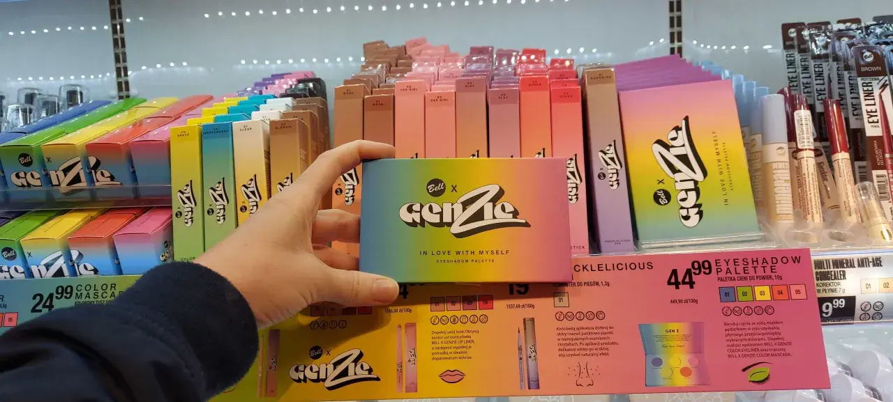Paletka cieni Bell x Gen Z kosztuje 44,99 zł. W tle kolorowe tusze do rzęs i inne kosmetyki.