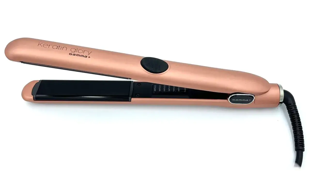Prostownica Gamma+ Keratin Glory w kolorze różowego złota. Idealna prostownica do nanoplastii, zapewniająca gładkie i lśniące włosy.
